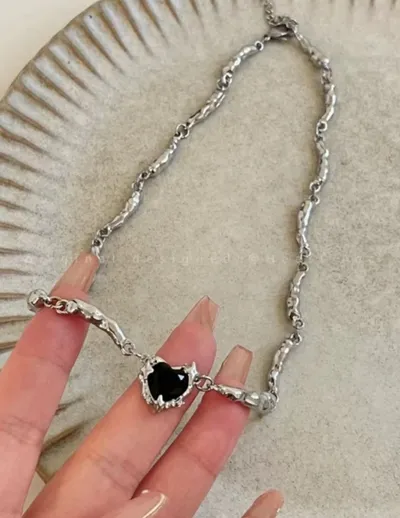Collar con adorno de corazón 